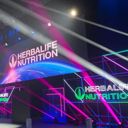 Producción grandes Eventos con escenario para HERBALIFE 02-2020-Colorkreis-01