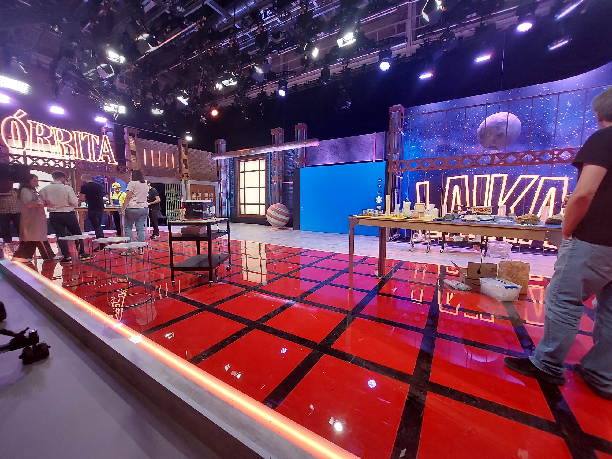 Montaje nuevo decorado de Órbita Laika en RTVE